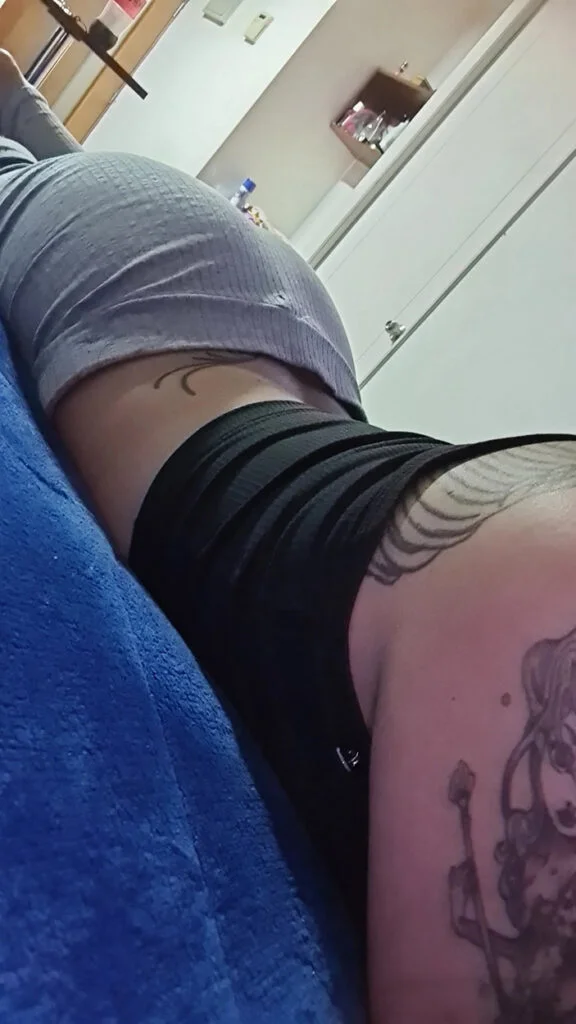 Sensual escort recostada, foto espalda