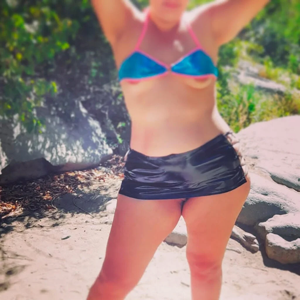Escort natural exterior con bikini