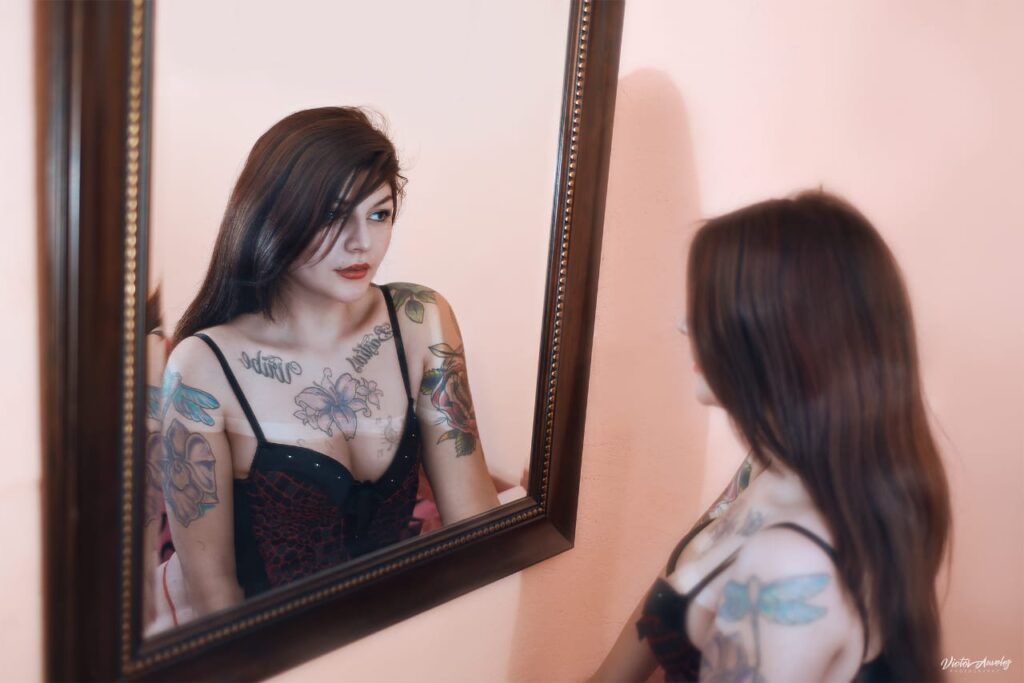 Escort preciosa observando reflejo en espejo