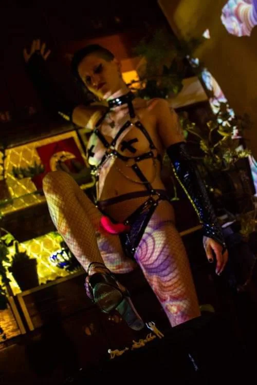 Escort dominadora cuerpo completo jugando con figuras humanas