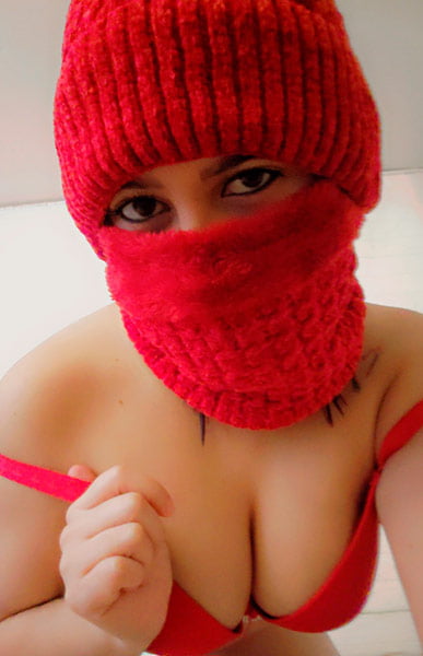Hermosa Sarita cubriendose con bufanda y gorro de color rojo. Hermosos ojos