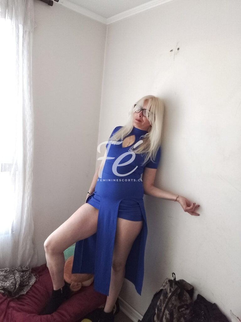 Hermosa dama de compañia madura con vestido azul