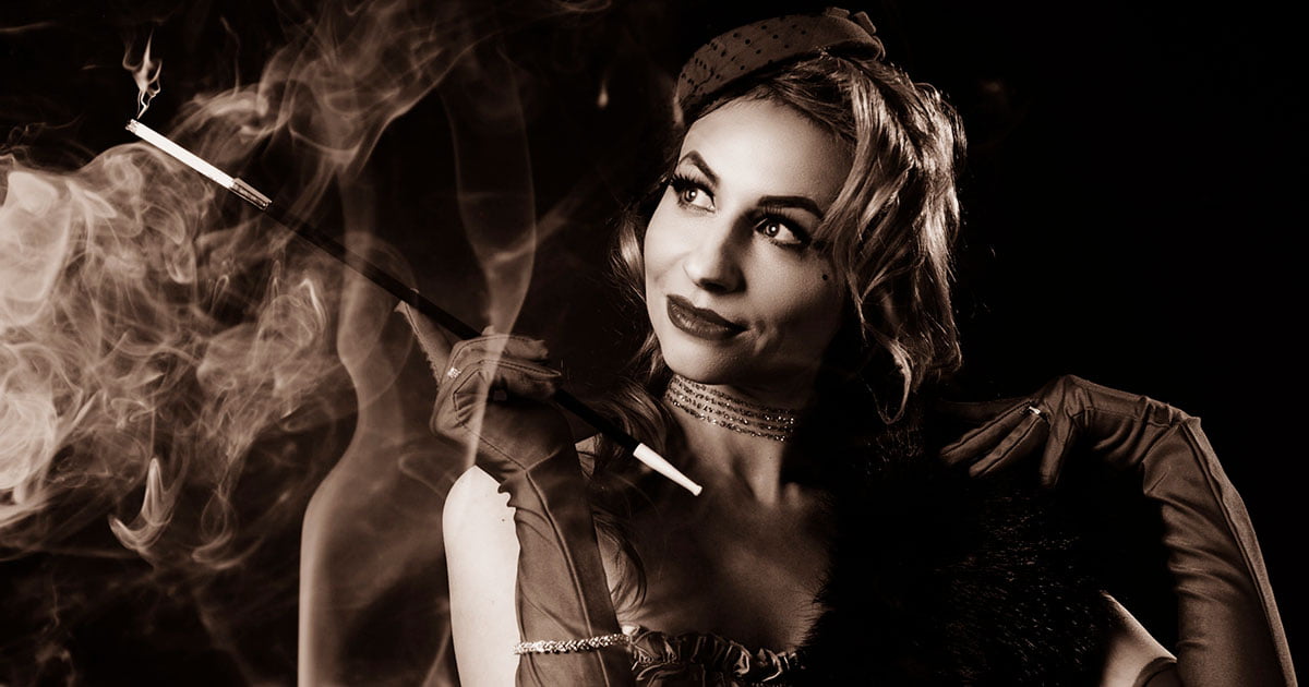 Foto mujer fumando cigarro, estilo cine clasico