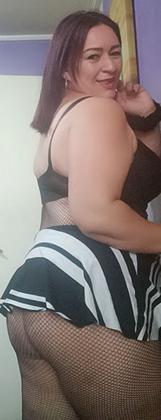 Hermosa escort madura con falda sexy