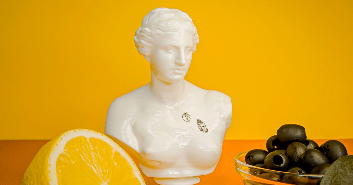 Estatua de busto de venus moderno con frutas y fondo naranja